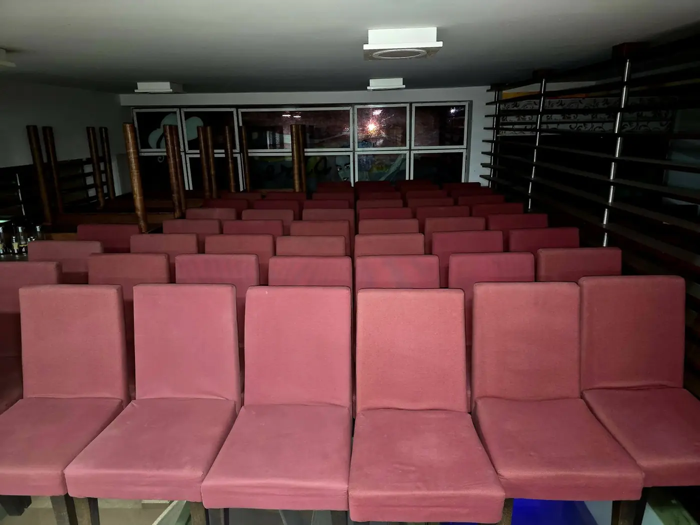 Lot de 84 chaises en bois