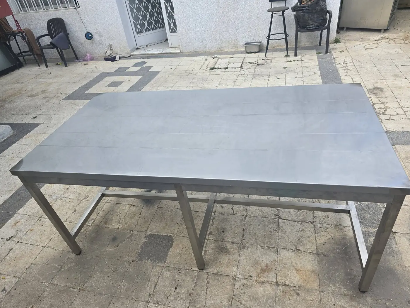 Table de travail centrale en inox — 2 × 1 m