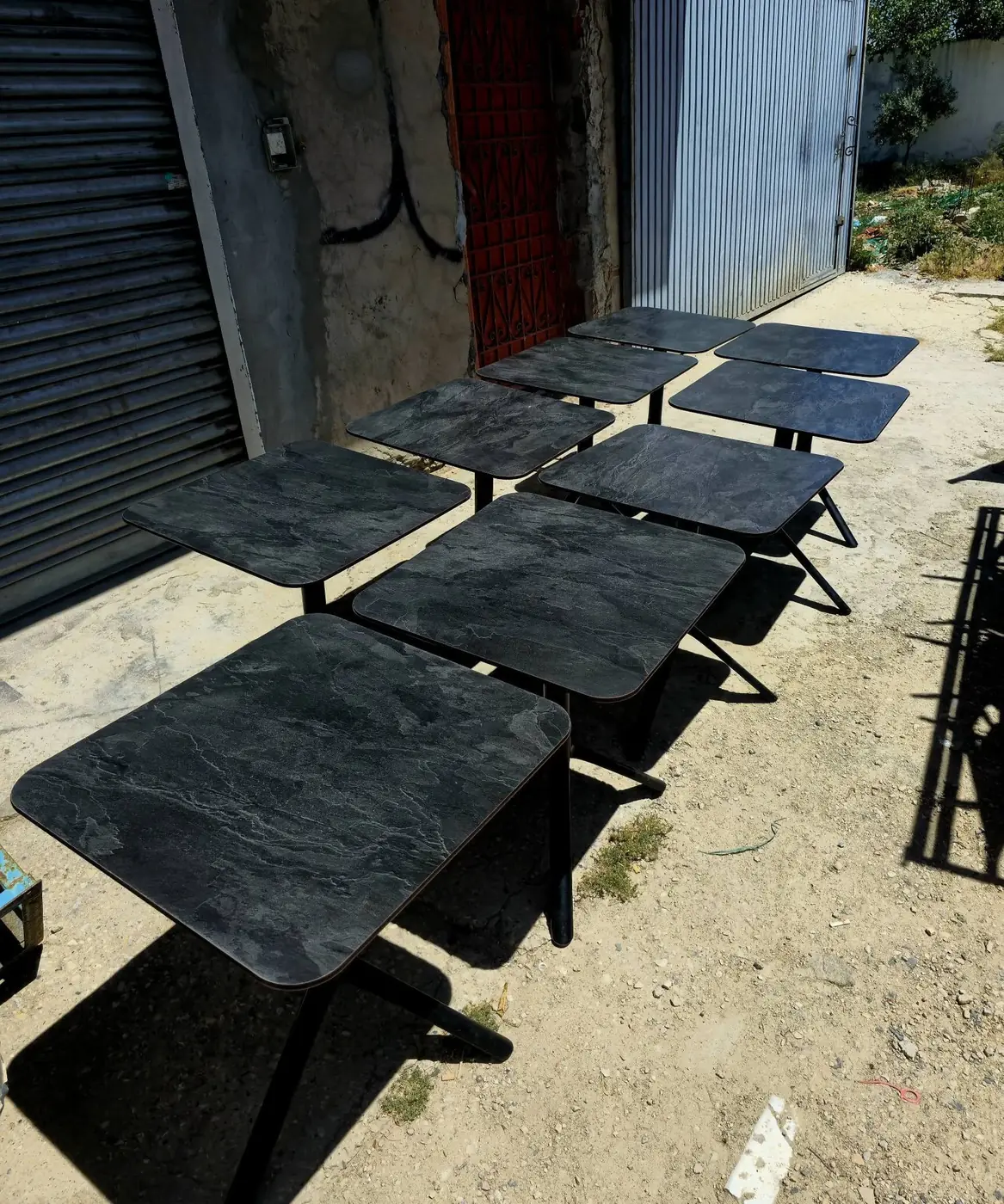 Lot de 9 tables de café à plateau PHL