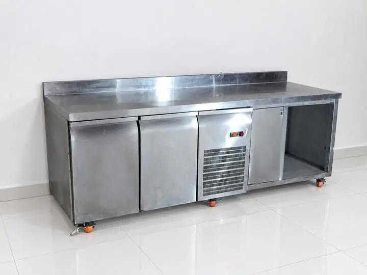 Table réfrigérée importée à trois portes — 236 × 70 cm