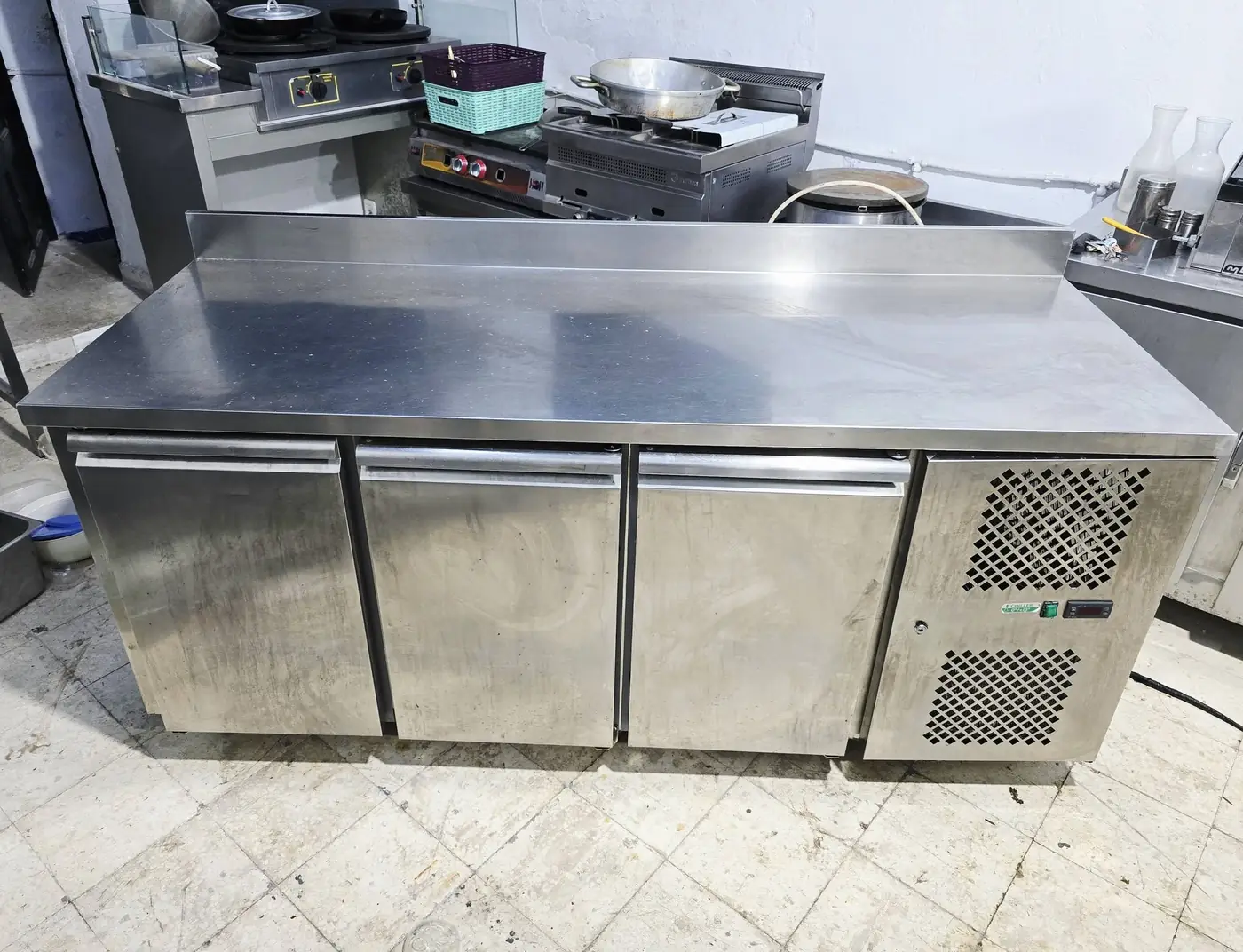Table réfrigérée professionnelle — 1,90 × 0,70 m