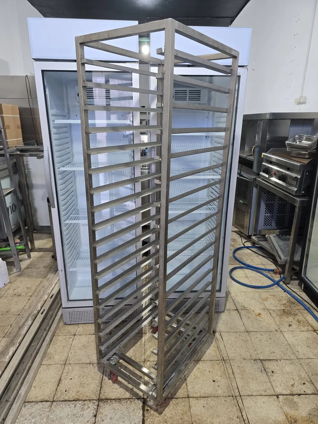 Chariot inox à 18 niveaux pour plateaux 60 × 40 cm