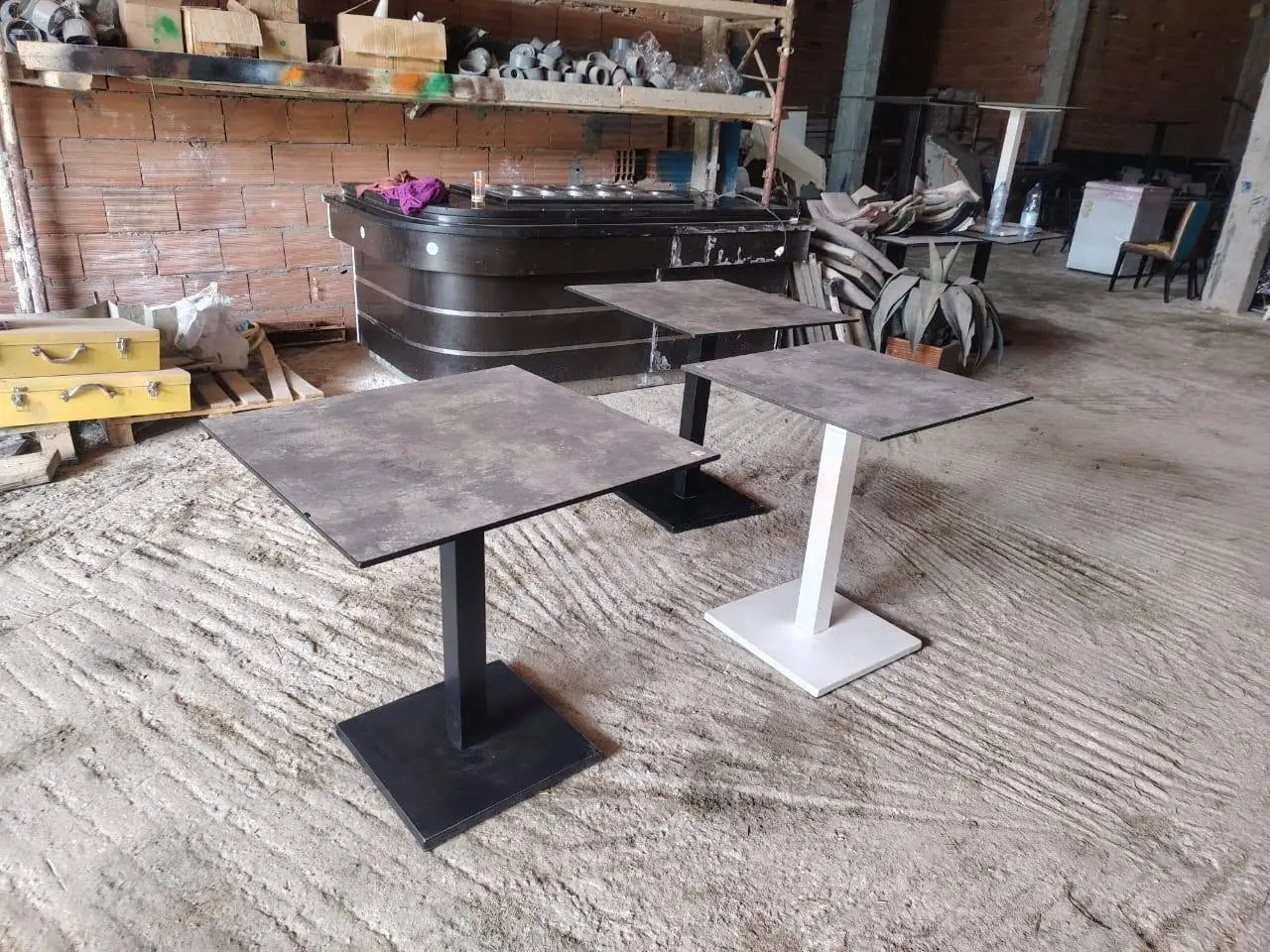 Lot de 24 tables de café