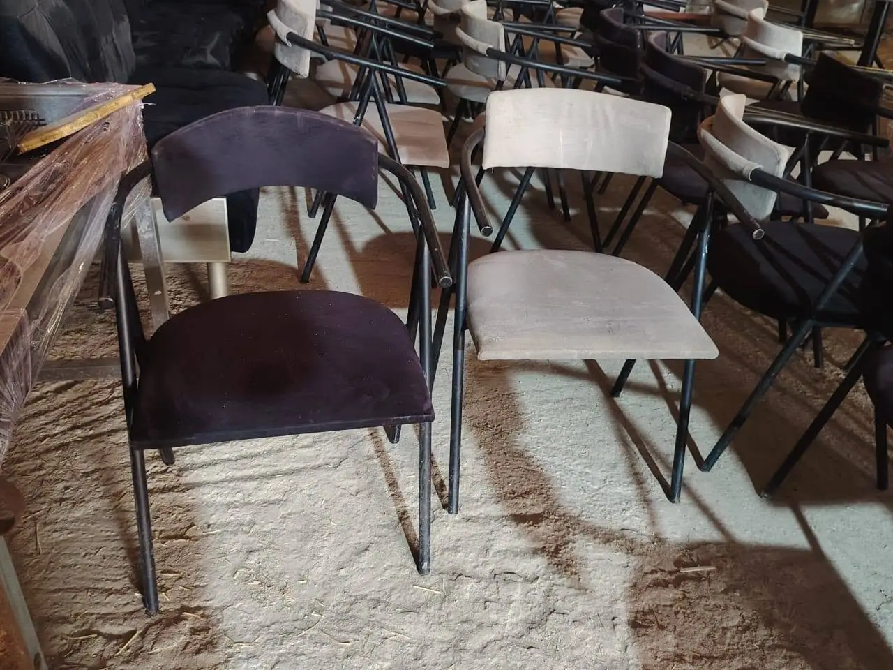 Lot de 47 chaises de café