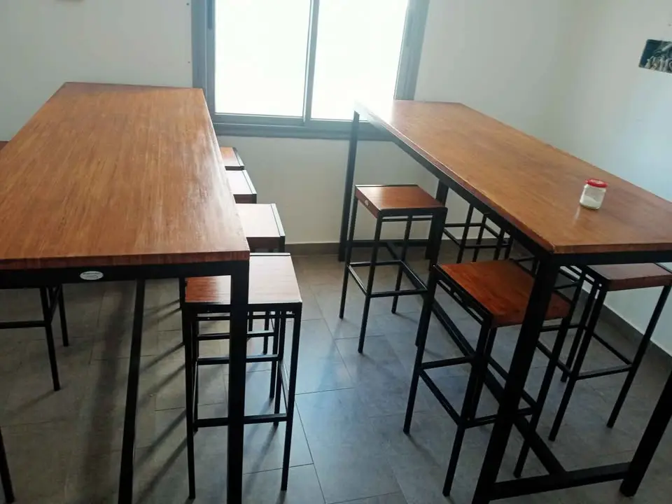 Deux Table et 16 chaises a vendre